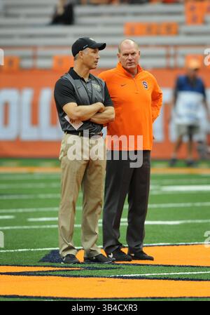 12. September 2015: Wake Forest Head Coach Dave Clawson und Syracuse University Head Coach Scott Shafer sprechen vor der Spielzeit. Wake Forest in Syracuse am Carrier Dome in Syracuse, NY. Foto von Alan Schwartz/CalSportMedia (Kreditbild: © Alan Schwartz/CSM via ZUMA Wire) Stockfoto
