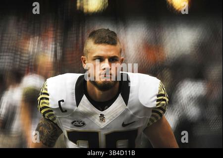 12. September 2015: Wake Forest Punter Alexander Kinal (38) übt an der Seitenlinie, um in ein Netz zu schlagen, während Syracuse Wake Forest 30-17 im Carrier Dome in Syracuse, New York, besiegte. Foto von Alan Schwartz/CalSportMedia (Kreditbild: © Alan Schwartz/CSM via ZUMA Wire) Stockfoto