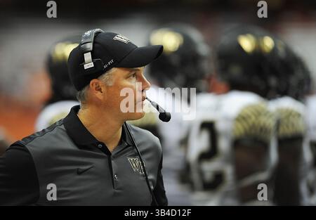 12. September 2015: Dave Clawson beobachtet, wie Syracuse Wake Forest 30-17 im Carrier Dome in Syracuse, NY, besiegte. Foto von Alan Schwartz/CalSportMedia (Kreditbild: © Alan Schwartz/CSM via ZUMA Wire) Stockfoto