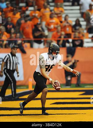 12. September 2015: Wake Forest Punter Alexander Kinal (38) schlägt während der zweiten Spielhälfte aus seiner eigenen Endzone, als Syracuse Wake Forest 30-17 im Carrier Dome in Syracuse, NY, besiegte. Foto von Alan Schwartz/CalSportMedia (Kreditbild: © Alan Schwartz/CSM via ZUMA Wire) Stockfoto