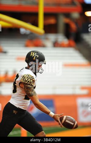 12. September 2015: Wake Forest Punter Alexander Kinal (38) besiegte Wake Forest 30-17 im Carrier Dome in Syracuse, NY. Foto von Alan Schwartz/CalSportMedia (Kreditbild: © Alan Schwartz/CSM via ZUMA Wire) Stockfoto