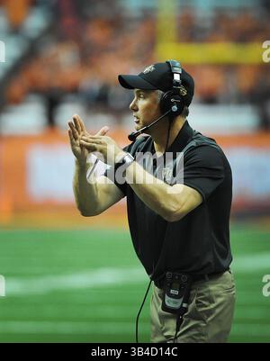 12. September 2015: Dave Clawson, Head Coach von Wake Forest, meldet Time Out während der zweiten Spielhälfte, als Syracuse Wake Forest 30-17 im Carrier Dome in Syracuse, NY, besiegte. Foto von Alan Schwartz/CalSportMedia (Kreditbild: © Alan Schwartz/CSM via ZUMA Wire) Stockfoto