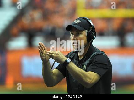 12. September 2015: Dave Clawson, Head Coach von Wake Forest, meldet Time Out während der zweiten Spielhälfte, als Syracuse Wake Forest 30-17 im Carrier Dome in Syracuse, NY, besiegte. Foto von Alan Schwartz/CalSportMedia (Kreditbild: © Alan Schwartz/CSM via ZUMA Wire) Stockfoto