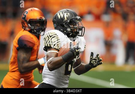 12. September 2015: Der Wake Forest Wide Receiver Tabari Hines (6) leitet die Syrakus-Verteidigung während der ersten Hälfte der Aktion. Syracuse besiegte Wake Forest 30-17 im Carrier Dome in Syracuse, NY. Foto von Alan Schwartz/CalSportMedia (Kreditbild: © Alan Schwartz/CSM via ZUMA Wire) Stockfoto