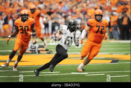 12. September 2015: Der Wake Forest Wide Receiver Tabari Hines (6) leitet die Syrakus-Verteidigung während der ersten Hälfte der Aktion. Syracuse besiegte Wake Forest 30-17 im Carrier Dome in Syracuse, NY. Foto von Alan Schwartz/CalSportMedia (Kreditbild: © Alan Schwartz/CSM via ZUMA Wire) Stockfoto