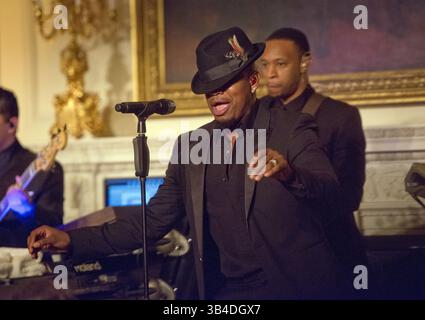 25. September 2015 - Washington, District of Columbia, Vereinigte Staaten von Amerika - NE-YO tritt für US-Präsident Barack Obama und Präsident XI Jinping von China während eines Staatsessens im State Dining Room des Weißen Hauses in Washington, DC am Freitag, 25. September 2015 auf. Credit: Ron Sachs / CNP (Credit Image: © Ron Sachs/CNP via ZUMA Wire) Stockfoto