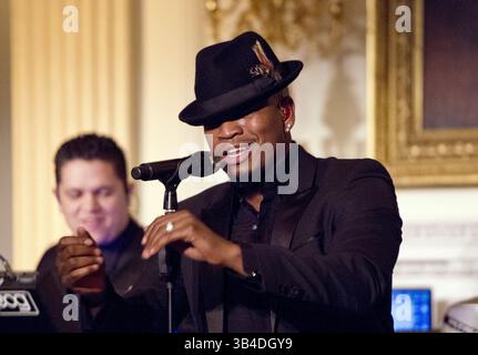 25. September 2015 - Washington, District of Columbia, Vereinigte Staaten von Amerika - NE-YO tritt für US-Präsident Barack Obama und Präsident XI Jinping von China während eines Staatsessens im State Dining Room des Weißen Hauses in Washington, DC am Freitag, 25. September 2015 auf. Credit: Ron Sachs / CNP (Credit Image: © Ron Sachs/CNP via ZUMA Wire) Stockfoto