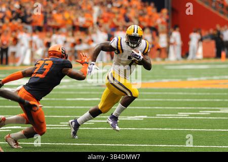26. September 2015: LSU Running Back Leonard Fournette (7) holt den Ball in die Endzone für den ersten Punktestand des Spiels. LSU in Syracuse am Carrier Dome in Syracuse, NY. Foto von Alan Schwartz/Cal Sport Media (Kreditbild: © Alan Schwartz/CSM via ZUMA Wire) Stockfoto