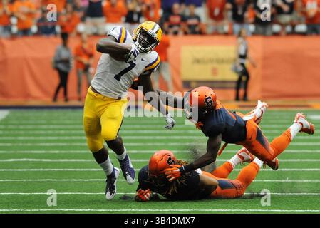 26. September 2015: LSU Running Back Leonard Fournette (7) entkommt der Syrakus-Verteidigung während der ersten Spielhälfte. LSU in Syracuse am Carrier Dome in Syracuse, NY. Foto von Alan Schwartz/Cal Sport Media (Kreditbild: © Alan Schwartz/CSM via ZUMA Wire) Stockfoto