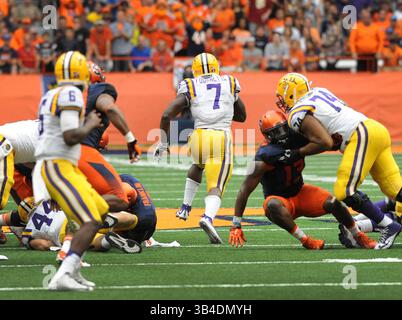 26. September 2015: LSU Running Back Leonard Fournette (7) holt den Ball in der zweiten Spielhälfte nach oben, als LSU Syracuse 34-24 im Carrier Dome in Syracuse, NY, besiegte. Foto von Alan Schwartz/Cal Sport Media (Kreditbild: © Alan Schwartz/CSM via ZUMA Wire) Stockfoto