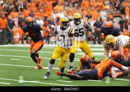 26. September 2015: Die LSU Running Back Leonard Fournette (7) überspringt die Syracuse-Verteidigung, als die LSU Syracuse 34-24 im Carrier Dome in Syracuse, NY, besiegte. Foto von Alan Schwartz/Cal Sport Media (Kreditbild: © Alan Schwartz/CSM via ZUMA Wire) Stockfoto