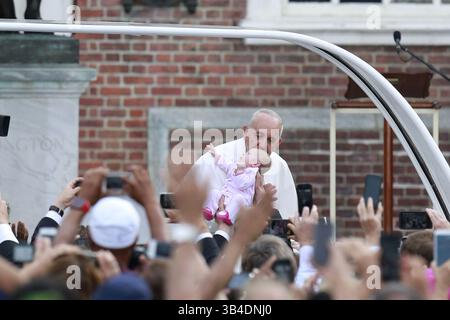 26. September 2015 - Philadelphia, PA, USA - Papst Franziskus küsst ein Baby in der Independence Hall in Philadelphia am Samstag, 26. September 2015. (Bild: © David Swanson/TNS via ZUMA Wire) Stockfoto