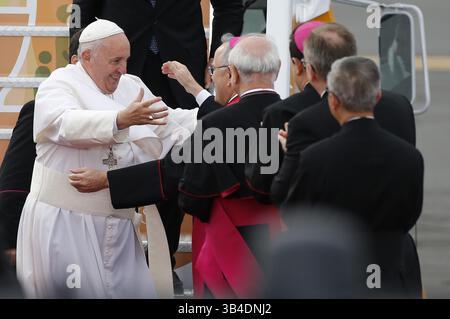 26. September 2015 - Philadelphia, PA, USA - Papst Franziskus begrüßt Philadelphia Erzbischof Charles Chaput und andere bei seiner Ankunft bei Atlantic Aviation in Philadelphia am Samstag, 26. September 2015. (Kreditbild: © Charles Fox/TNS via ZUMA Wire) Stockfoto