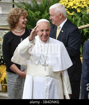 26. September 2015 - Philadelphia, PA, USA - Papst Franziskus kommt am Samstag, 26. September 2015 in der Basilika der Heiligen Peter und Paul in Philadelphia an. (Foto: © Steven M. Falk/TNS via ZUMA Wire) Stockfoto
