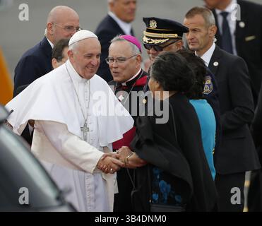 26. September 2015 – Philadelphia, PA, USA – Papst Franziskus begrüßt Charles Ramsey und seine Familie bei Atlantic Aviation in Philadelphia am Samstag, 26. September 2015. (Kreditbild: © Charles Fox/TNS via ZUMA Wire) Stockfoto
