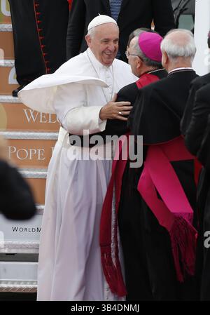 26. September 2015 - Philadelphia, PA, USA - Papst Franziskus begrüßt Philadelphia Erzbischof Charles Chaput und andere bei seiner Ankunft bei Atlantic Aviation in Philadelphia am Samstag, 26. September 2015. (Kreditbild: © Charles Fox/TNS via ZUMA Wire) Stockfoto