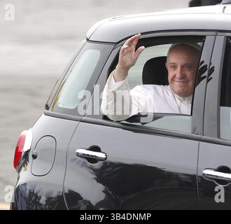 26. September 2015 - Philadelphia, PA, USA - Papst Franziskus winkt aus seinem Fiat, als er am Samstag, 26. September 2015 Atlantic Aviation in Philadelphia verlässt. (Kreditbild: © Charles Fox/TNS via ZUMA Wire) Stockfoto