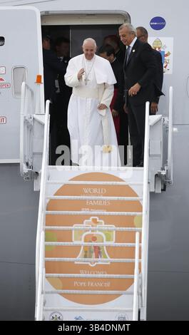 26. September 2015 – Philadelphia, PA, USA – Papst Franziskus steigt am Samstag, 26. September 2015 in Philadelphia aus dem Flugzeug. (Kreditbild: © Charles Fox/TNS via ZUMA Wire) Stockfoto