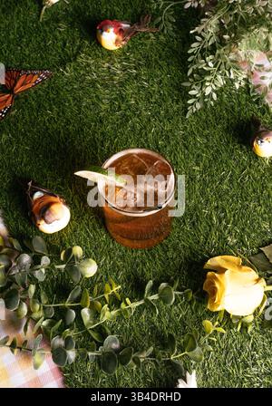 Top-down-Ansicht des EisWhiskey-Highballs auf Gras Stockfoto