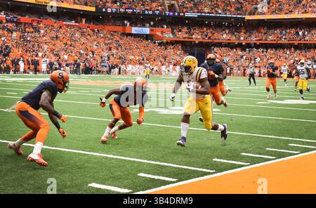 26. September 2015: LSU Running Back Leonard Fournette (7) holt den Ball in die Endzone, als die LSU Syracuse 34-24 im Carrier Dome in Syracuse, NY, besiegte. Foto von Alan Schwartz/Cal Sport Media (Kreditbild: © Alan Schwartz/CSM via ZUMA Wire) Stockfoto