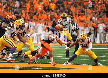 26. September 2015: George Morris (27), der Syracuse University Running Back, gewinnt den Ball um die Ecke, als die LSU Syracuse 34-24 im Carrier Dome in Syracuse, NY, besiegte. Foto von Alan Schwartz/Cal Sport Media (Kreditbild: © Alan Schwartz/CSM via ZUMA Wire) Stockfoto