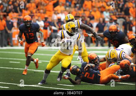 26. September 2015: Die LSU Running Back Leonard Fournette (7) entkommt der Syrakus-Verteidigung, als die LSU Syracuse 34-24 im Carrier Dome in Syracuse, New York, besiegte. Foto von Alan Schwartz/Cal Sport Media (Kreditbild: © Alan Schwartz/CSM via ZUMA Wire) Stockfoto