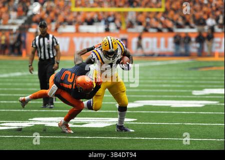 26. September 2015: LSU Running Back Darrel Williams (34) versuchte, Syracuse University Safety Chauncey Scissum (21) zu überrennen, als die LSU Syracuse 34-24 im Carrier Dome in Syracuse, NY, besiegte. Foto von Alan Schwartz/Cal Sport Media (Kreditbild: © Alan Schwartz/CSM via ZUMA Wire) Stockfoto