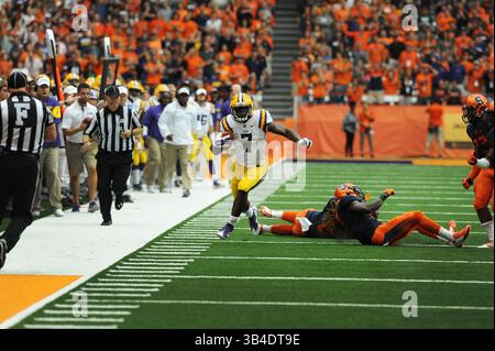 26. September 2015: Die LSU Running Back Leonard Fournette (7) stürmt die Sideline auf, als die LSU Syracuse 34-24 im Carrier Dome in Syracuse, New York, besiegte. Foto von Alan Schwartz/Cal Sport Media (Kreditbild: © Alan Schwartz/CSM via ZUMA Wire) Stockfoto