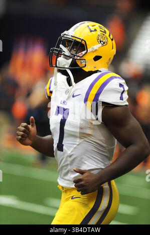 26. September 2015: LSU Running Back Leonard Fournette (7) erobert das Feld, bevor die LSU Syracuse 34-24 im Carrier Dome in Syracuse, NY, besiegt. Foto von Alan Schwartz/Cal Sport Media (Kreditbild: © Alan Schwartz/CSM via ZUMA Wire) Stockfoto