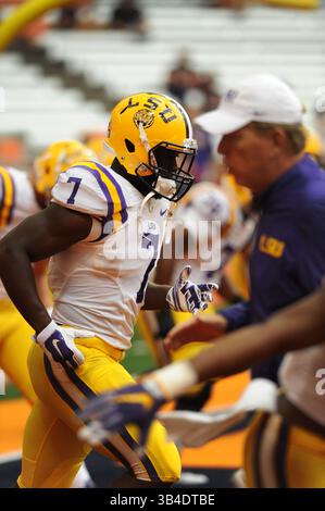 26. September 2015: LSU Running Back Leonard Fournette (7) erobert das Feld, bevor die LSU Syracuse 34-24 im Carrier Dome in Syracuse, NY, besiegt. Foto von Alan Schwartz/Cal Sport Media (Kreditbild: © Alan Schwartz/CSM via ZUMA Wire) Stockfoto