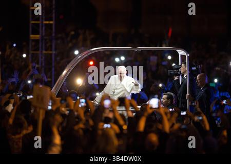 26. September 2015 - Philadelphia, PA, USA - der Papst kommt am Samstag, 26. September 2015 beim Festival der Familien auf dem Benjamin Franklin Parkwayin Philadelphia an. (Bild: © Yong Kim/TNS via ZUMA Wire) Stockfoto