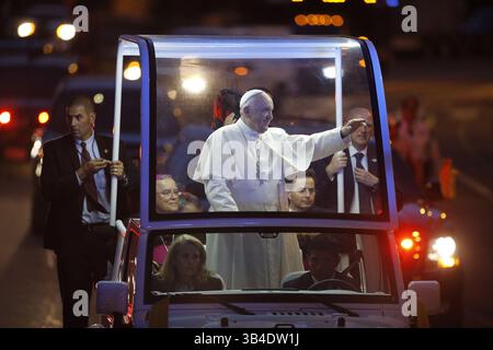 26. September 2015 - Philadelphia, PA, USA - Papst Franziskus reist am Samstag, 26. September 2015 auf dem Ben Franklin Parkway in Philadelphia. (Bild: © Michael Bryant/TNS via ZUMA Wire) Stockfoto