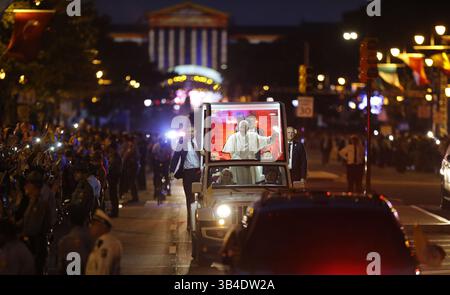 26. September 2015 - Philadelphia, PA, USA - Papst Franziskus reist am Samstag, 26. September 2015 auf dem Ben Franklin Parkway in Philadelphia. (Bild: © Michael Bryant/TNS via ZUMA Wire) Stockfoto
