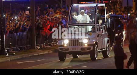 26. September 2015 - Philadelphia, PA, USA - Papst Franziskus reist am Samstag, 26. September 2015 auf dem Ben Franklin Parkway in Philadelphia. (Bild: © Michael Bryant/TNS via ZUMA Wire) Stockfoto