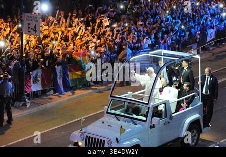 26. September 2015 - Philadelphia, PA, USA - Papst Franziskus winkt zu den Pilgern, die den Ben Franklin Parkway in Philadelphia am Samstag, 26. September 2015 säumen. (Bild: © Clem Murray/TNS via ZUMA Wire) Stockfoto