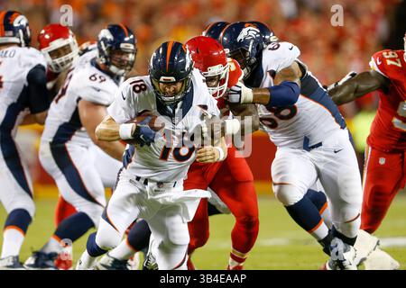 17. September 2105: Kansas City Chiefs außerhalb des Linebackers Justin Houston (50) entführt Denver Broncos Quarterback Peyton Manning (18) während der Eröffnung des NFL-Heimspiels zwischen den Denver Broncos und den Kansas City Chiefs im Arrowhead Stadium in Kansas City, MO Tim Warner/CSM. (Credit Image: © Tim Warner/CSM via ZUMA Wire) Stockfoto