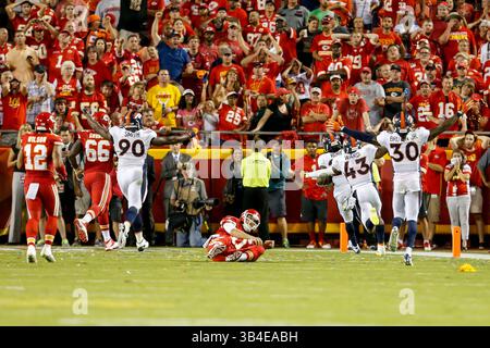 17. September 2105: Denver Broncos Cornerback Bradley Roby (29) gibt im Arrowhead Stadium in Kansas City, MO, einen Fumble um den Sieg im vierten Quartal beim Startschuss der NFL zwischen den Denver Broncos und den Kansas City Chiefs zurück. Die Broncos besiegten die Chiefs 31-24 Tim Warner/CSM. (Bild: © Tim Warner/CSM via ZUMA Wire) Stockfoto