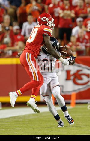 17. September 2105: Jeremy Maclin (19) der Kansas City Chiefs hat einen Pass, der von Denver Broncos Cornerback Aqib Talib (21) während der Eröffnung der NFL zwischen den Denver Broncos und den Kansas City Chiefs im Arrowhead Stadium in Kansas City, MO Tim Warner/CSM, unterbrochen wurde. (Credit Image: © Tim Warner/CSM Via ZUMA Wire) Stockfoto