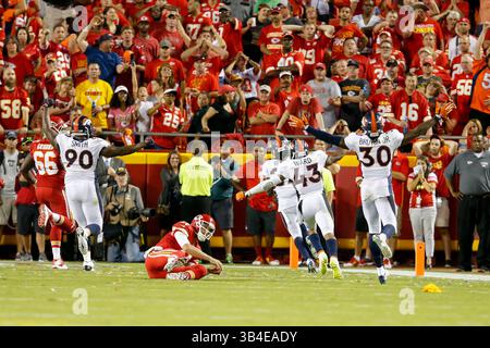 17. September 2105: Denver Broncos Cornerback Bradley Roby (29) gibt im Arrowhead Stadium in Kansas City, MO, einen Fumble um den Sieg im vierten Quartal beim Startschuss der NFL zwischen den Denver Broncos und den Kansas City Chiefs zurück. Die Broncos besiegten die Chiefs 31-24 Tim Warner/CSM. (Bild: © Tim Warner/CSM via ZUMA Wire) Stockfoto