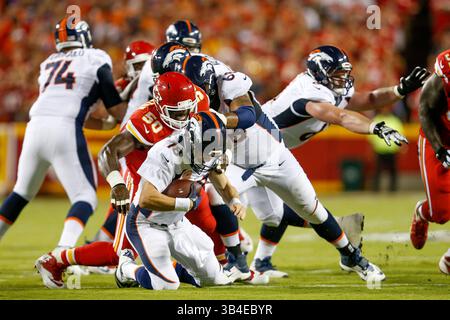 17. September 2105: Kansas City Chiefs außerhalb des Linebackers Justin Houston (50) entführt Denver Broncos Quarterback Peyton Manning (18) während der Eröffnung des NFL-Heimspiels zwischen den Denver Broncos und den Kansas City Chiefs im Arrowhead Stadium in Kansas City, MO Tim Warner/CSM. (Credit Image: © Tim Warner/CSM via ZUMA Wire) Stockfoto