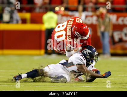 17. September 2105: James O’Shaughnessy (80) wird von den Denver Broncos im Arrowhead Stadium in Kansas City, MO, beim Startschuss der NFL zwischen den Denver Broncos und den Kansas City Chiefs besiegt. Die Broncos besiegten die Chiefs 31:24; Tim Warner/CSM. (Bild: © Tim Warner/CSM via ZUMA Wire) Stockfoto