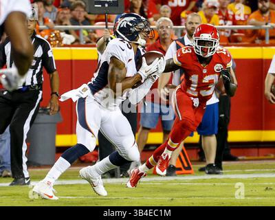 17. September 2105: Chris Harris (25) fängt im vierten Viertel während der Eröffnung der NFL einen Pass zwischen den Denver Broncos und den Kansas City Chiefs im Arrowhead Stadium in Kansas City ab. Die Broncos besiegten die Chiefs 31:24; Tim Warner/CSM. (Bild: © Tim Warner/CSM via ZUMA Wire) Stockfoto