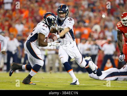 17. September 2105: Der Denver Broncos Quarterback Peyton Manning (18) übergibt sich während der Eröffnung der NFL zwischen den Denver Broncos und den Kansas City Chiefs im Arrowhead Stadium in Kansas City, MO, an den Denver Broncos und C.J. Anderson (22). Die Broncos besiegten die Chiefs 31:24; Tim Warner/CSM. (Bild: © Tim Warner/CSM via ZUMA Wire) Stockfoto
