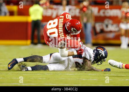17. September 2105: James O’Shaughnessy (80) wird von den Denver Broncos im Arrowhead Stadium in Kansas City, MO, beim Startschuss der NFL zwischen den Denver Broncos und den Kansas City Chiefs besiegt. Die Broncos besiegten die Chiefs 31:24; Tim Warner/CSM. (Bild: © Tim Warner/CSM via ZUMA Wire) Stockfoto