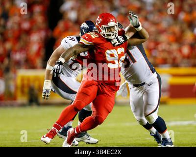 17. September 2105: Die Kansas City Chiefs Nose Tackle Dontari Poe (92) kommt während der Eröffnung der NFL zwischen den Denver Broncos und den Kansas City Chiefs im Arrowhead Stadium in Kansas City, MO, am Denver Broncos Center, Matt Paradis (61) vorbei. Die Broncos besiegten die Chiefs 31:24; Tim Warner/CSM. (Bild: © Tim Warner/CSM via ZUMA Wire) Stockfoto