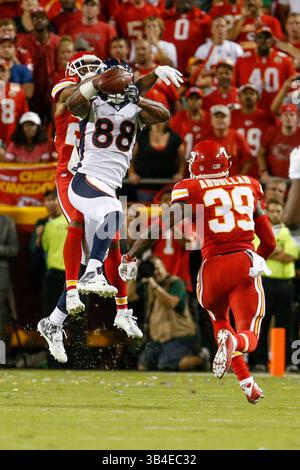 17. September 2105: Denvers Broncos Wide Receiver Demaryius Thomas (88) trifft mit Marcus Peters (22), der während der Eröffnung des NFL-Heimspiels zwischen den Denver Broncos und den Kansas City Chiefs im Arrowhead Stadium in Kansas City, MO, verteidigt wird. Die Broncos besiegten die Chiefs 31:24; Tim Warner/CSM. (Bild: © Tim Warner/CSM via ZUMA Wire) Stockfoto