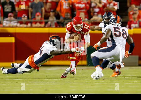 17. September 2105: Der Quarterback der Kansas City Chiefs Alex Smith (11) wird von Denver Broncos außerhalb des Linebacker DeMarcus Ware (94) und Denver Broncos außerhalb des Linebacker von Miller (58) während der Eröffnung der NFL zwischen den Denver Broncos und den Kansas City Chiefs im Arrowhead Stadium in Kansas City, MO, besiegt. Die Broncos besiegten die Chiefs 31:24; Tim Warner/CSM. (Bild: © Tim Warner/CSM via ZUMA Wire) Stockfoto