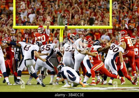 17. September 2105: Brandon McManus (8) der Denver Broncos-Kicker Brandon McManus (8) schlägt ein Field Goal während der Eröffnung der NFL zwischen den Denver Broncos und den Kansas City Chiefs im Arrowhead Stadium in Kansas City, MO. Die Broncos besiegten die Chiefs 31:24; Tim Warner/CSM. (Bild: © Tim Warner/CSM via ZUMA Wire) Stockfoto