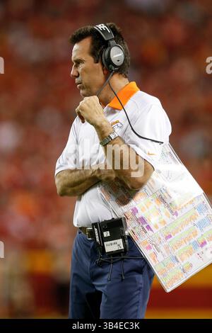 17. September 2105: Denver Broncos-Cheftrainer Gary Kubiak während der Eröffnung der NFL zwischen den Denver Broncos und den Kansas City Chiefs im Arrowhead Stadium in Kansas City, MO. Die Broncos besiegten die Chiefs 31:24; Tim Warner/CSM. (Bild: © Tim Warner/CSM via ZUMA Wire) Stockfoto
