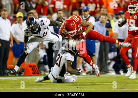 17. September 2105: James O’Shaughnessy (80) wird von Denver Broncos Cornerback Aqib Talib (21) und Denver Broncos Free Safety Darian Stewart (26) während der Eröffnung der NFL zwischen den Denver Broncos und den Kansas City Chiefs im Arrowhead Stadium in Kansas City, MO, besiegt. Die Broncos besiegten die Chiefs 31:24; Tim Warner/CSM. (Bild: © Tim Warner/CSM via ZUMA Wire) Stockfoto